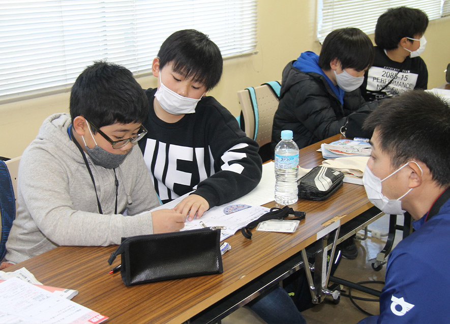 BG塾で長期休みの宿題に取り組む子どもたち