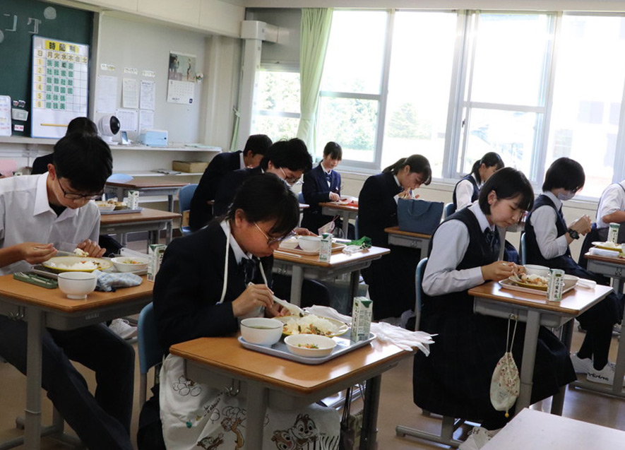 愛別中学校のスクールランチの様子