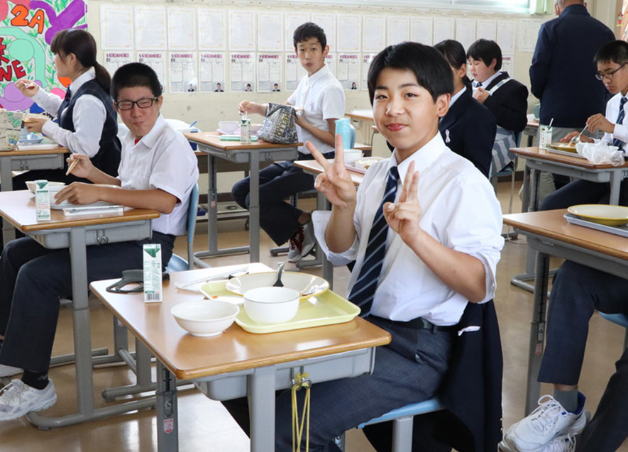 愛別中学校のスクールランチの様子