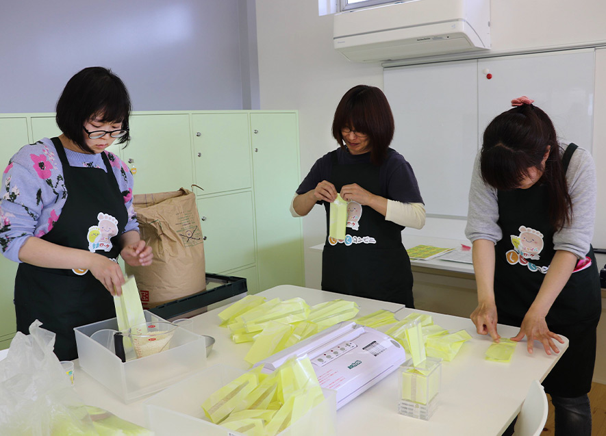 奈義町産 菜の花米の袋詰め作業