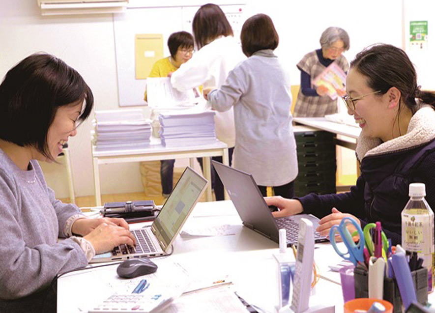 広報紙の袋詰め作業