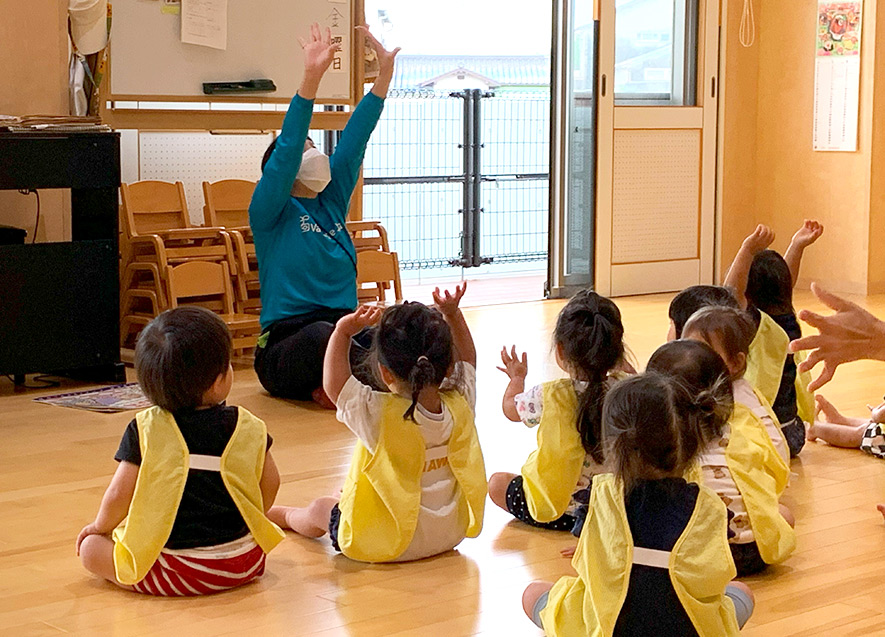 1歳児：先生と一緒にLet's Enjoy English