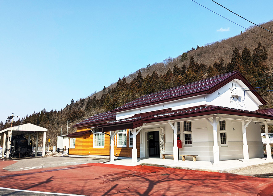 改修後の会津柳津駅（外観）