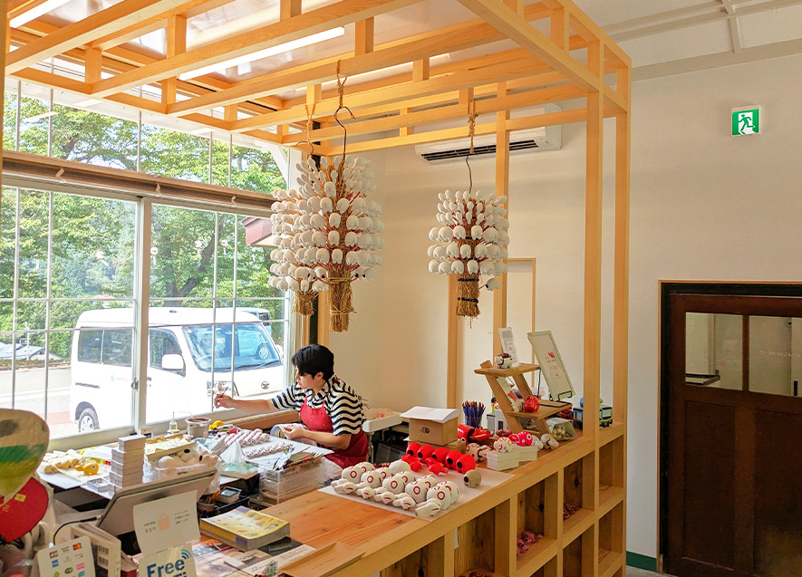 赤べこ張子工房の製作の様子