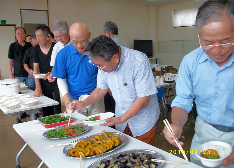 交流会で夏野菜カレーを提供