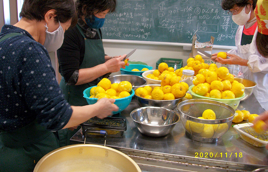 ゆずの加工作業