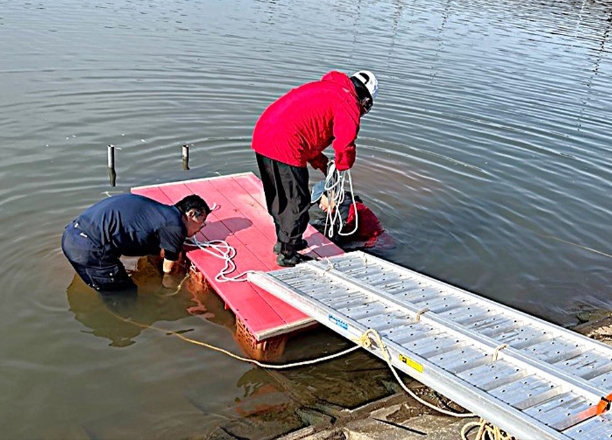 車いすの方も乗降できる桟橋
                                        の設営