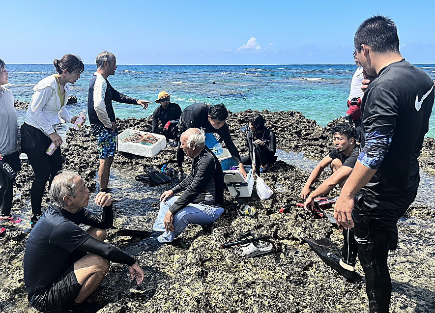 追い込み漁体験の様子