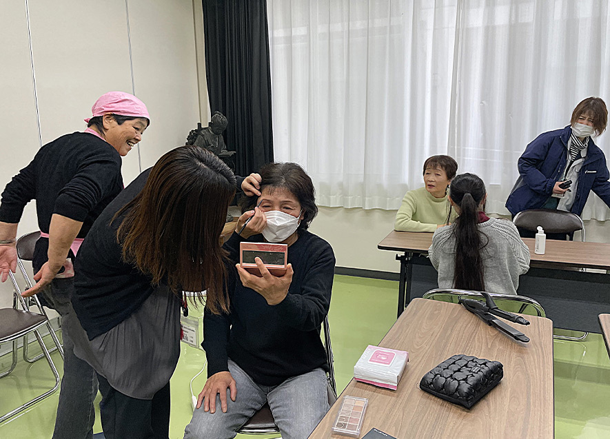 メークアップ教室・ネイル教室・ハンドマッサージも実施