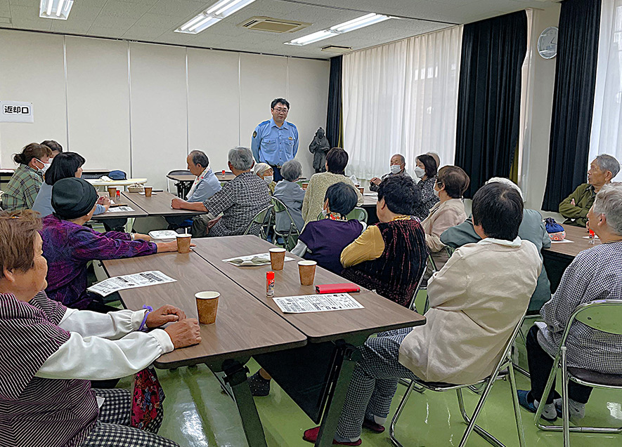 お巡りさんから詐欺やクマ注意の話を聞く