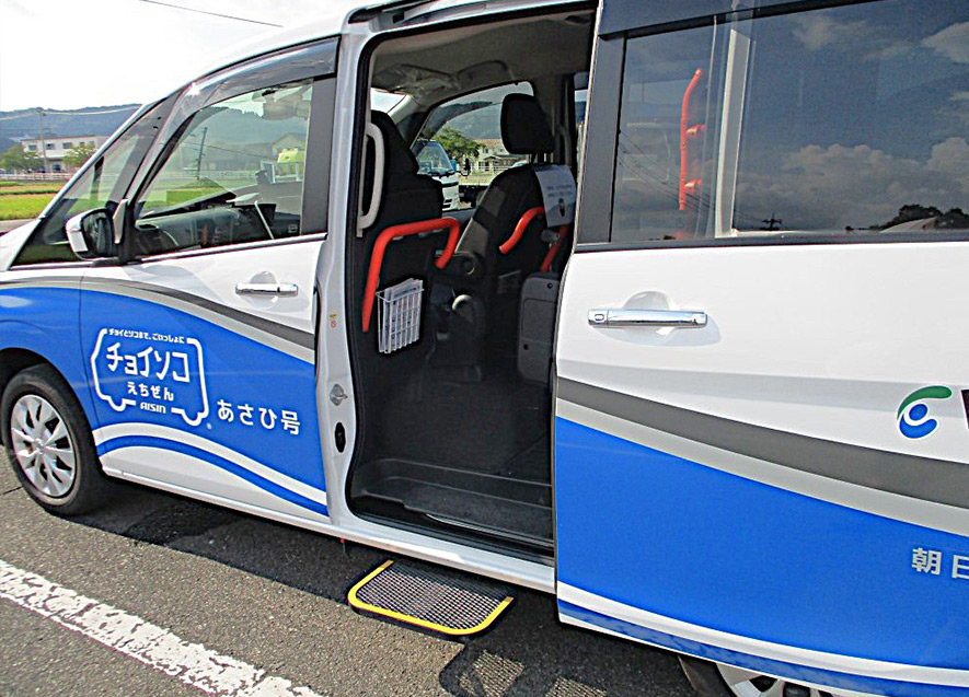 ステップや手すり付きで、乗降しやすい