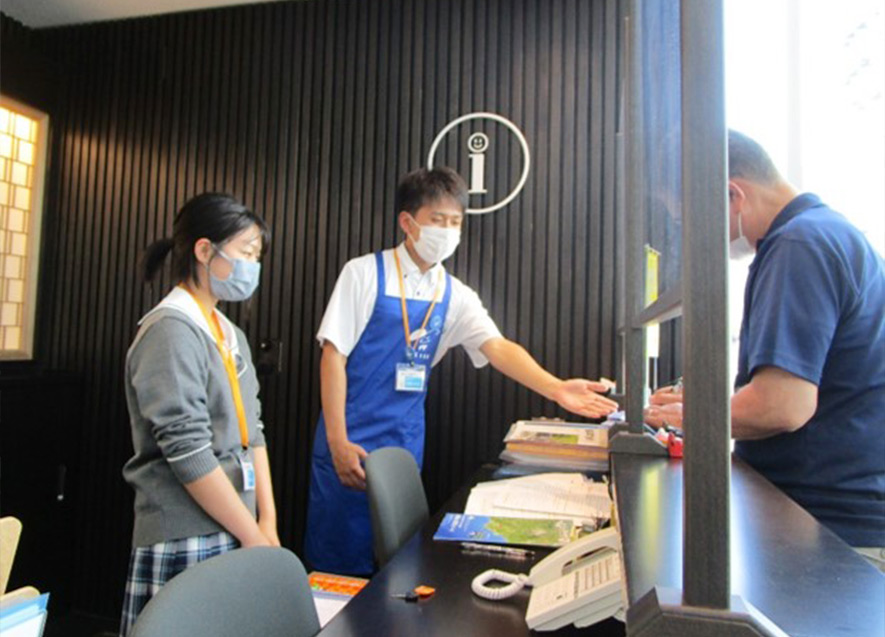 高校生が観光案内している様子