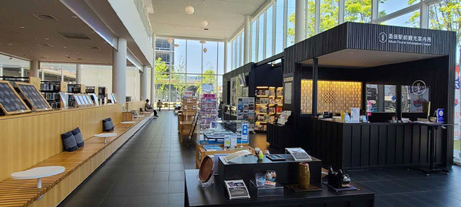 観光案内所とラウンジが一体化した快適な空間