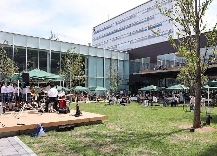 広場では音楽イベントを開催