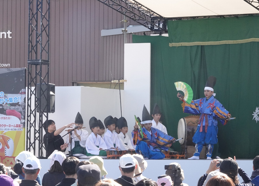 舞台で神楽を演じる小学生