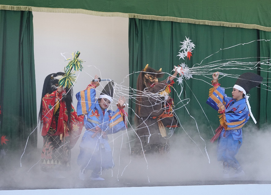 伝統の舞に挑む小学生たち