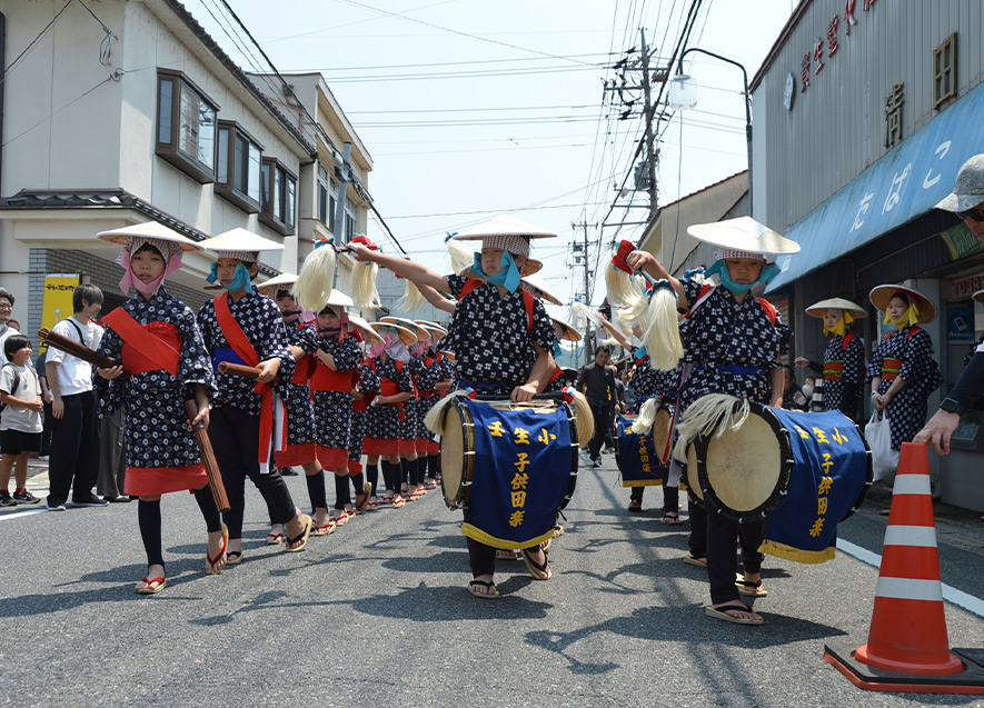 壬生の花田植会場までの道行で披露する田楽団の小学生たち