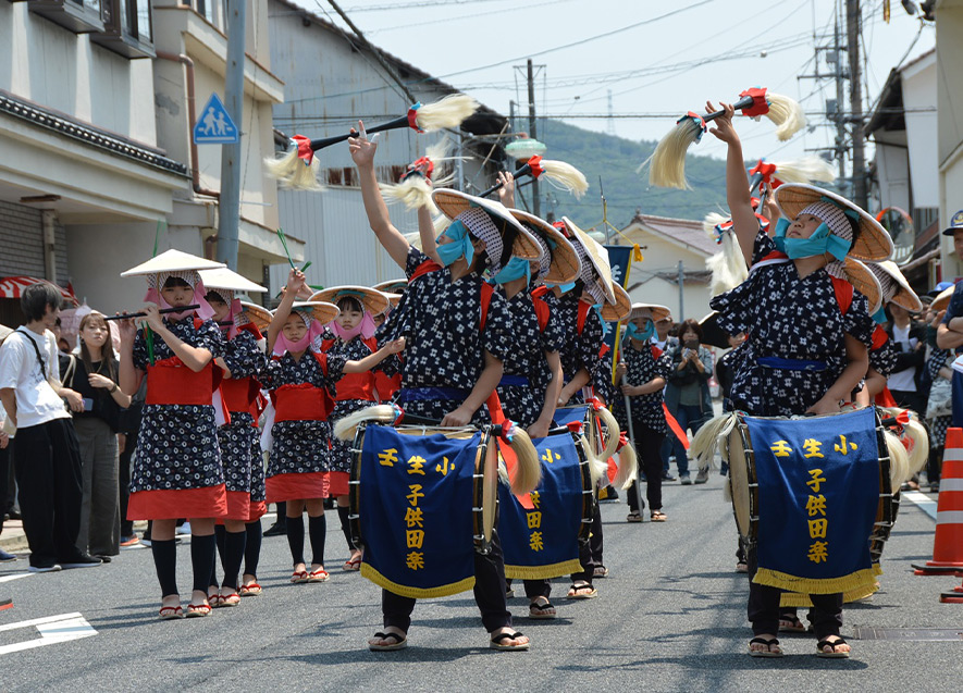 はつらつと舞う子どもたち
