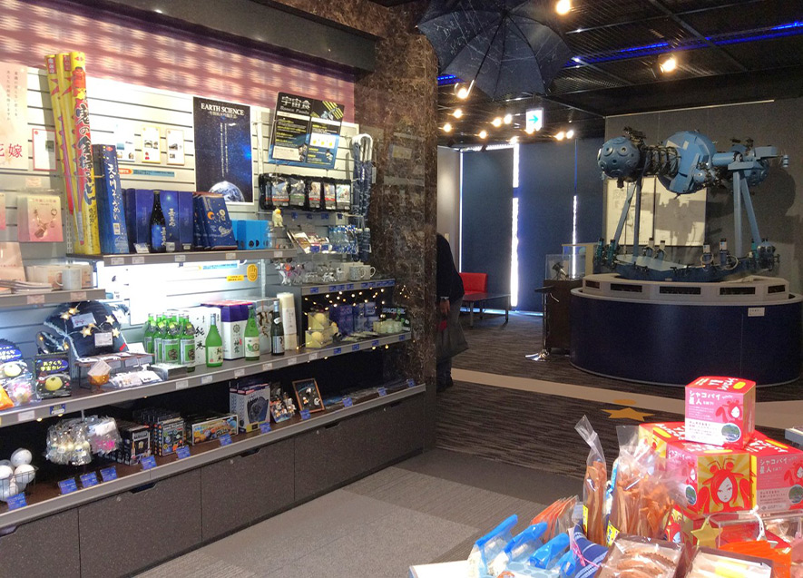 星をあしらったグッズが並ぶミュージアムショップ