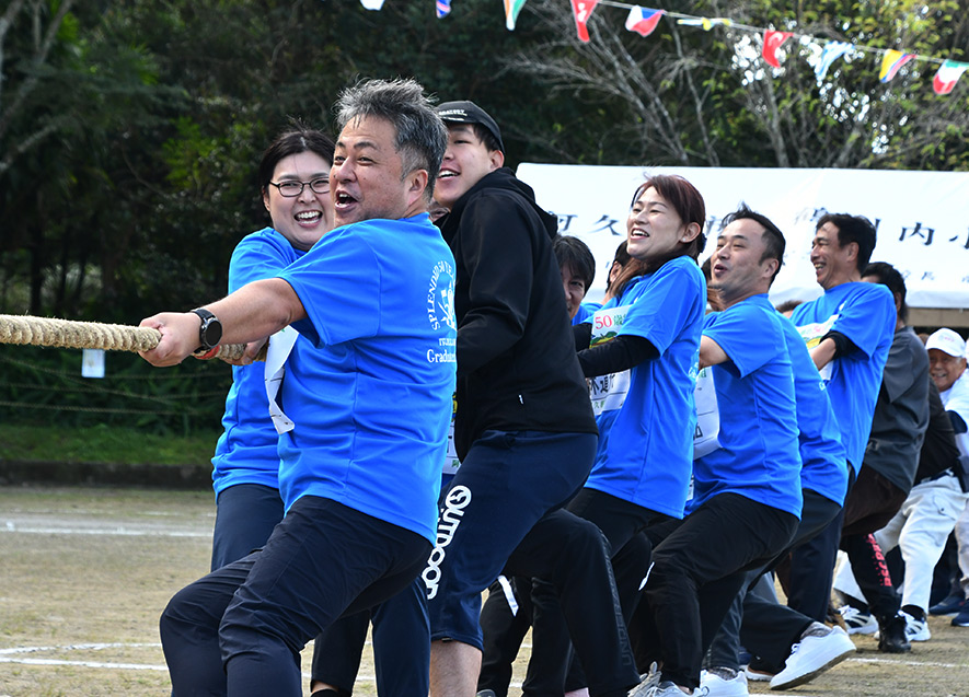 在校生に交じって綱引きを楽しむ