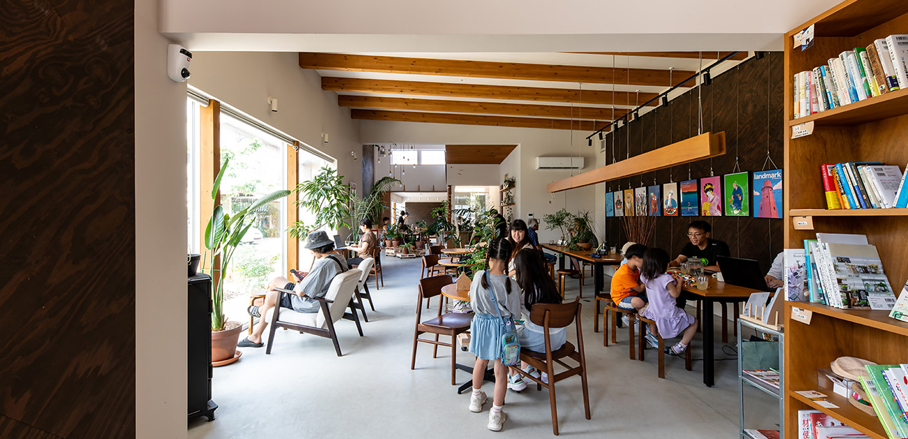 まちトープのシェアラウンジ。老若男女問わず地域の人たちの居場所となっている