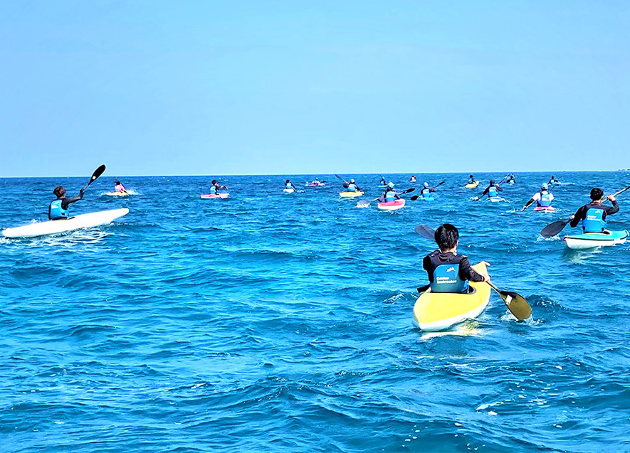 大海原を進むカヌー実技