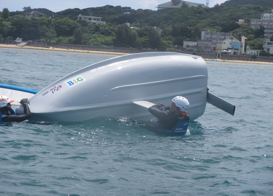 沈（転覆）した艇に再乗艇する訓練