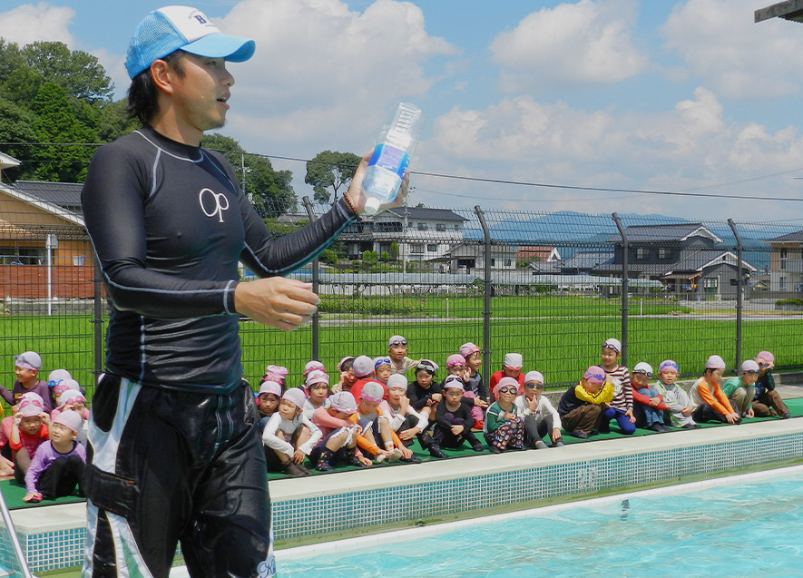  水辺の安全教室（ペットボトルを使った救助法）