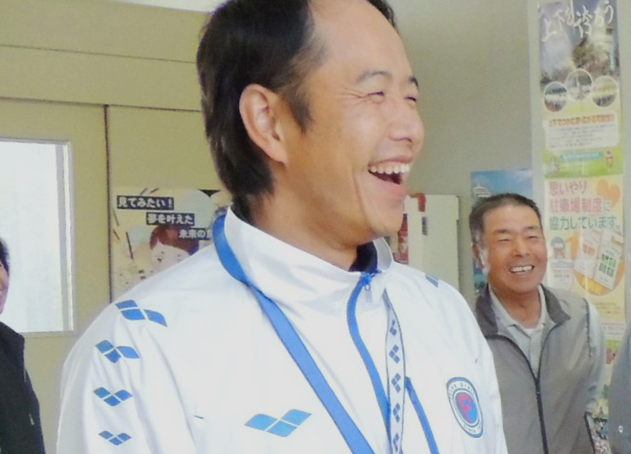 利用者と笑顔で話す大越さん