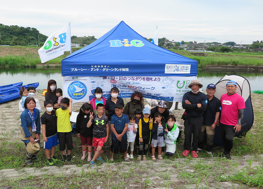 水上清掃を終えて　みんなで集合写真