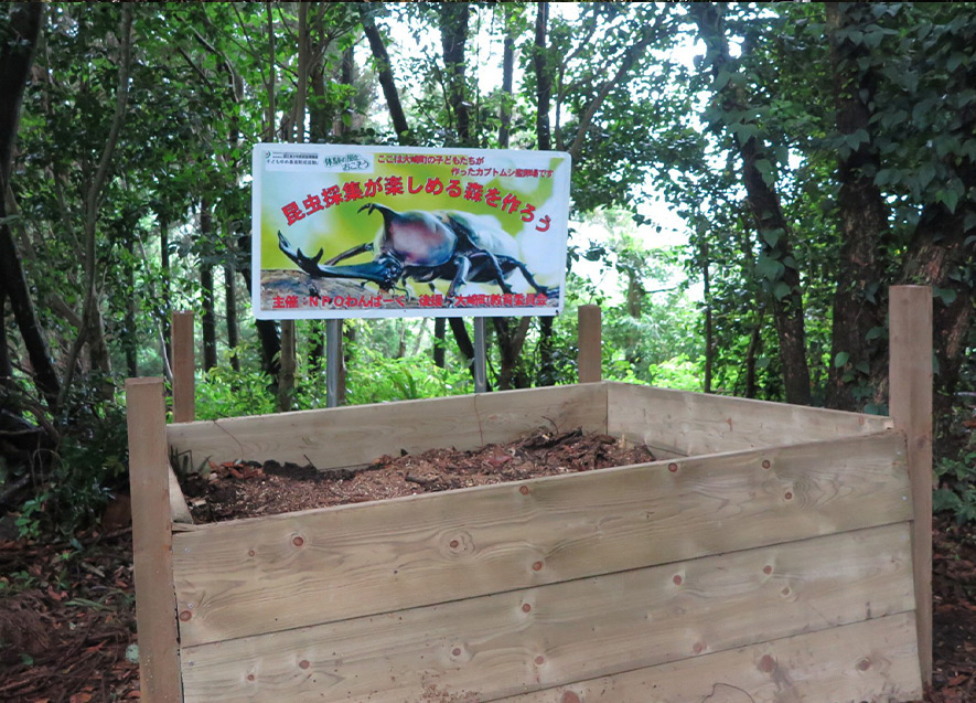 カブトムシの幼虫を育てる飼育箱