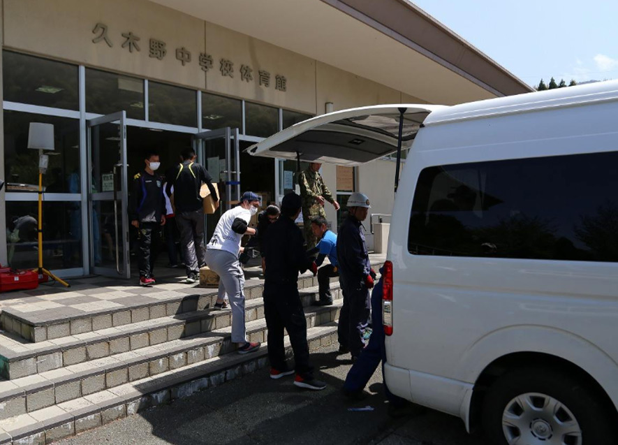 救援物資を搬入する様子