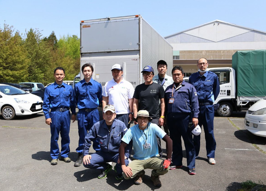  救援物資を運び入れた湯前町・あさぎり
町・玉名市のB&G指導員
