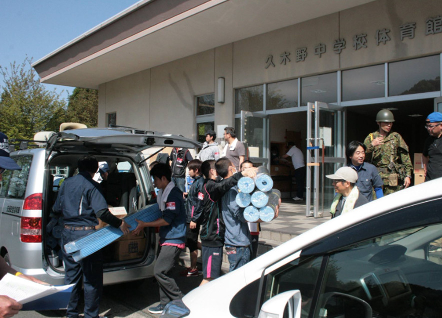 救援物資を搬入する様子