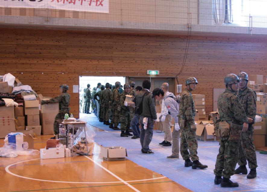 自衛隊員と協力して救援物資を搬入