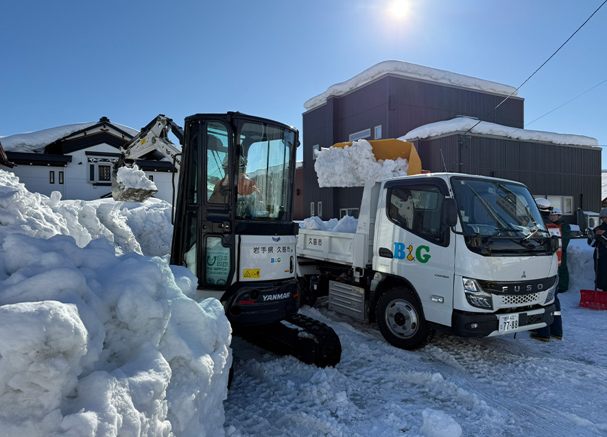 除雪作業で道路の安全を確保する重機