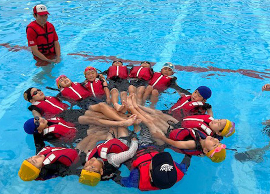 水辺の安全教室の一コマ