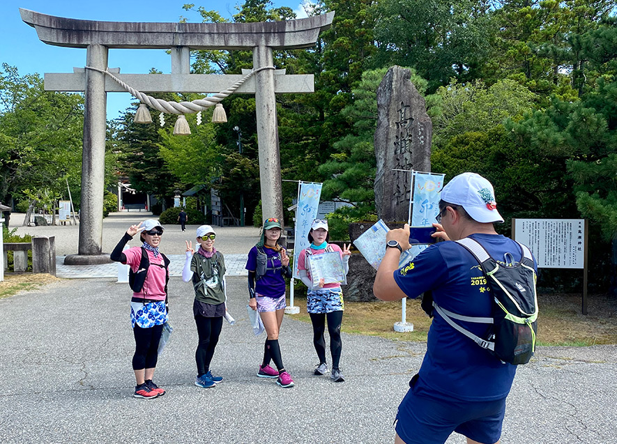 潮騒ロゲイニングの様子2　ピースでチェックイン！仲間と一緒ならどこでも楽しい冒険