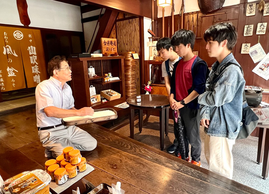 潮騒ロゲイニングの様子　チェックポイントで街の歴史も学ぼう