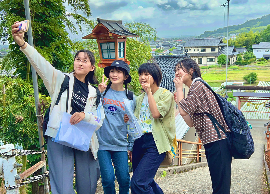 潮騒ロゲイニングの様子5 この笑顔がすべて！地図片手に駆け巡る女子チームの冒険