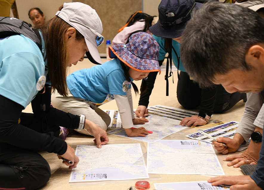 円になって作戦を練るファミリー