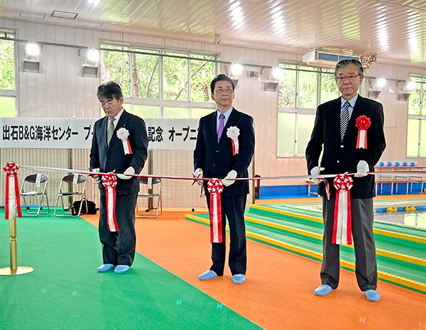 テープカット（左から全但バス株式会社　代表取締役社長　村上宣人　氏、関貫市長、B&G財団 古山常務理事）